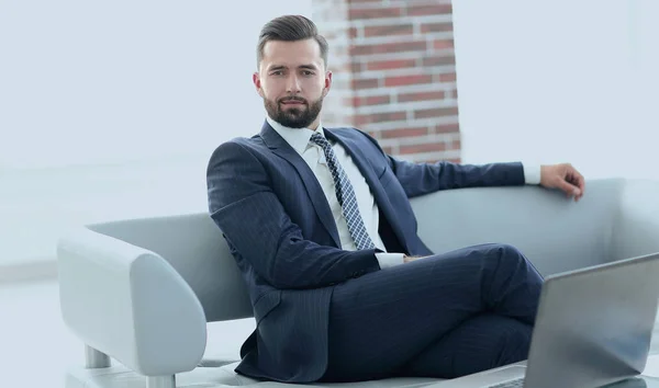 Porträtt av en framgångsrik affärsman som sitter i kontoret lobbyn — Stockfoto