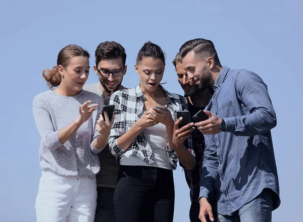 Nahaufnahme. die Gruppe der Schüler, die Smartphones benutzen. — Stockfoto