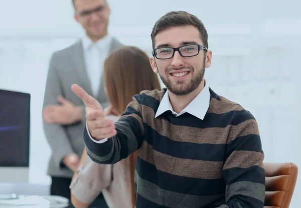 Closeup.Employee Wyświetlono kciuk w — Zdjęcie stockowe