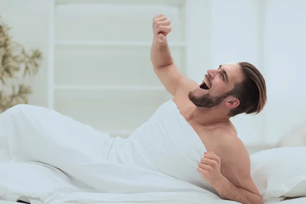 Usmívající se muž probuzení v dopoledních hodinách — Stock fotografie