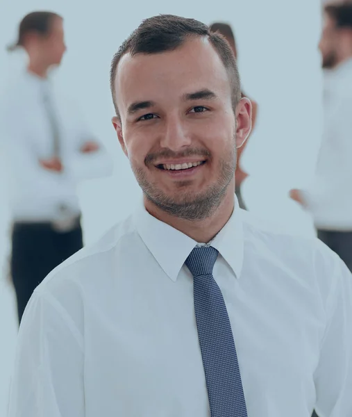 Retrato de empresario exitoso sobre fondo borroso — Foto de Stock