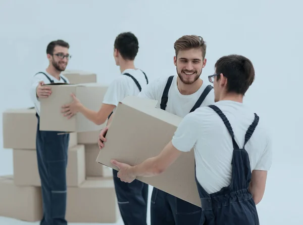 Retrato de móveis segurando caixa sorrindo isolado no backgro branco — Fotografia de Stock