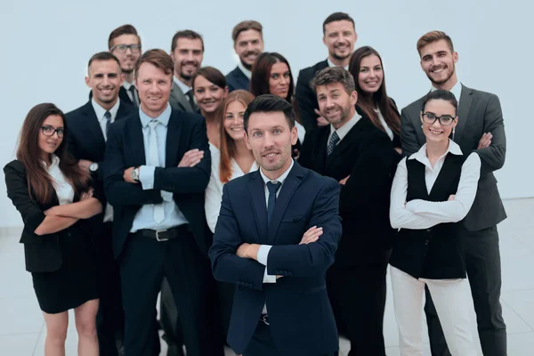 Ledaren står framför en stor business-team — Stockfoto