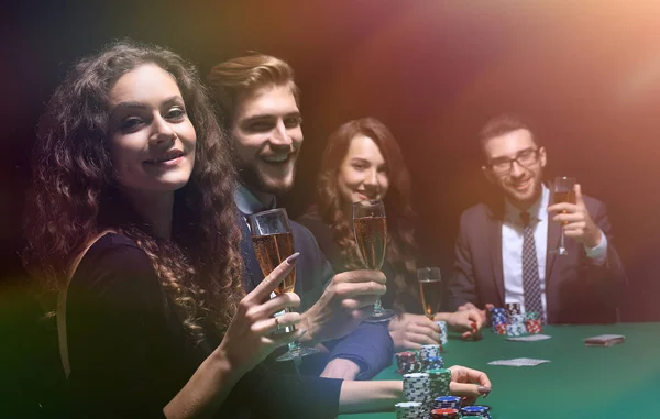 Jogadores de poker sentados em torno de uma mesa em um cassino — Fotografia de Stock