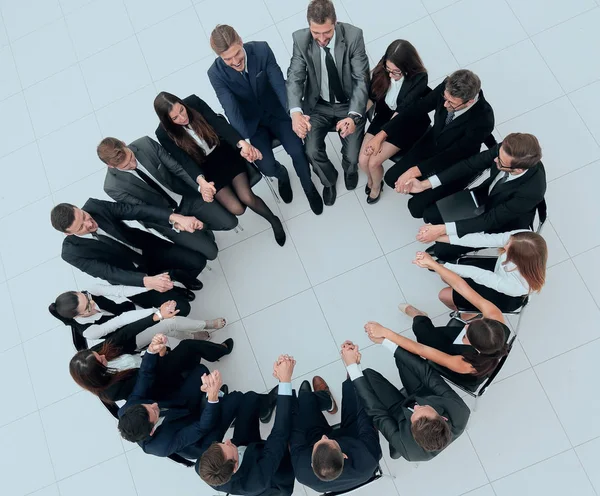 Concept van teambuilding.large business team zit in een cirkel — Stockfoto