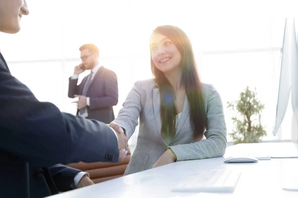 Geschäftsfrau schüttelt einem Geschäftspartner die Hand. — Stockfoto