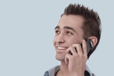 modern genç bir cep telefonuyla konuşuyor.