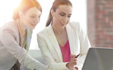 Proje işbirliği tartışırken iki iş kadınları