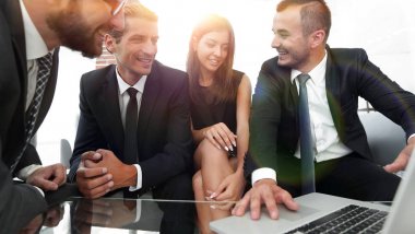 closeup.business ekibi dizüstü bilgisayarda çalışıyor.