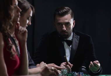 Grup şık insan bir casino oynamak