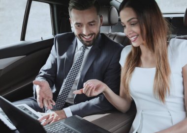 Arabanın içine çalışma iş insanlar Toplantı