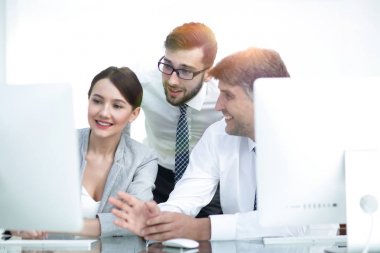 İşyerinde üç meslektaşları portresi