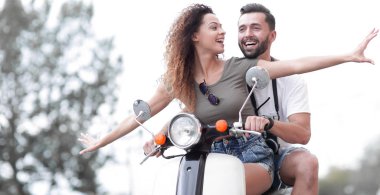 Bir şehirde güneşli bir günde sürme çekici çift