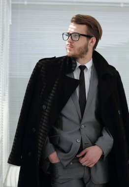 siyah ceket ciddi işadamı portresi