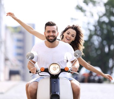 Güneşli bir günde bir şehir sürme mutlu genç Çift