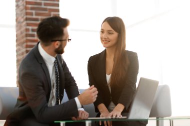 İki arkadaşları yeni iş stratejisi üzerinde çalışma