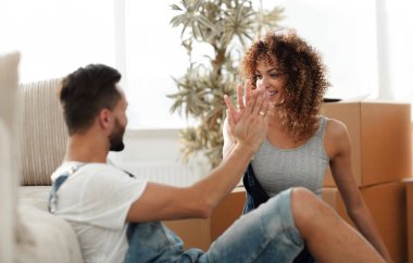 mutlu çift birbirlerine beş yeni bir ev ile kabuk