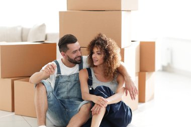 arka planda birkaç büyük karton kutuları gülümseyen.