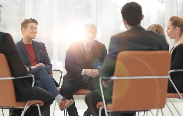 Senior affärsman håller ett möte med det business-teamet — Stockfoto