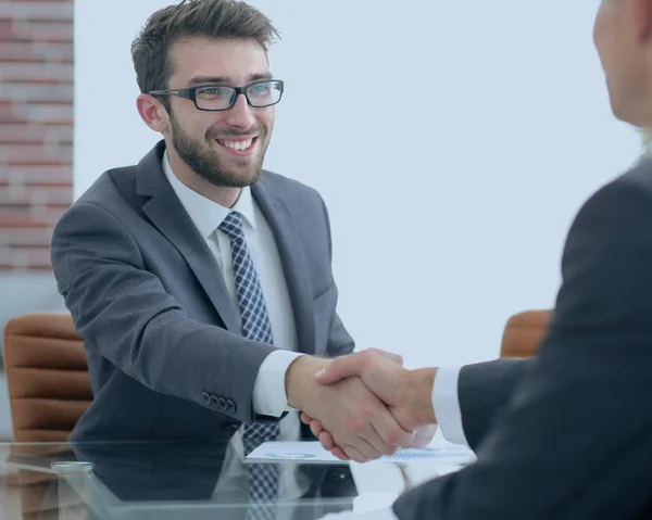 Välkommen och handslag affärspartners — Stockfoto