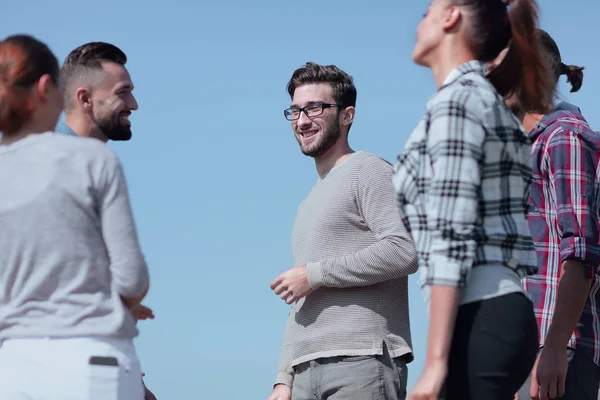 Grupo de estudiantes discutiendo sus problemas . — Foto de Stock