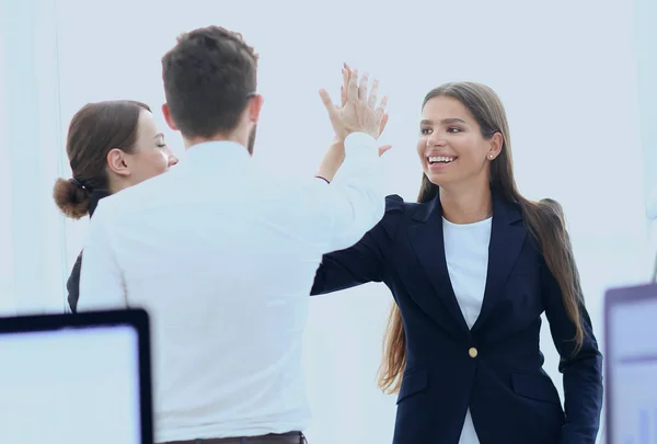 Closeup.business equipe, dando um ao outro um alto cinco — Fotografia de Stock