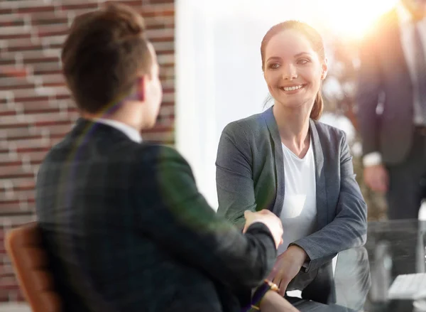 Handshake Manager y el cliente en la oficina —  Fotos de Stock