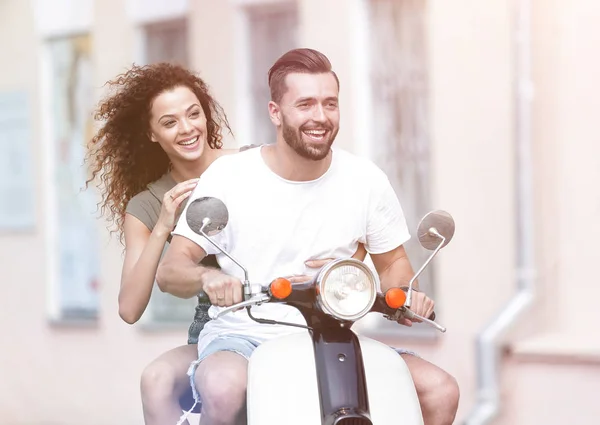 Крутой мужчина и красивая девушка катаются на скутере с выражением лица — стоковое фото