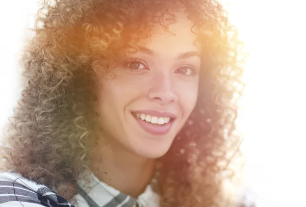 Bonito jovem mulher no um xadrez camisa e jeans . — Fotografia de Stock