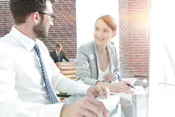 Jonge professionals zitten achter een bureau — Stockfoto