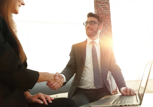 Úspěšní podnikatelé handshaking po dobrý obchod. — Stock fotografie