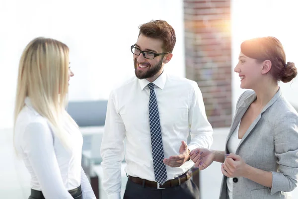 Gruppe von Geschäftsleuten spricht im Büro — Stockfoto