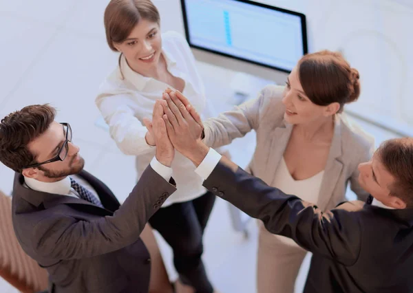 Succesvol business team geven elkaar een high-five, staan in het kantoor — Stockfoto