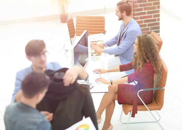 Grupo de diseñadores que trabajan en una oficina moderna — Foto de Stock