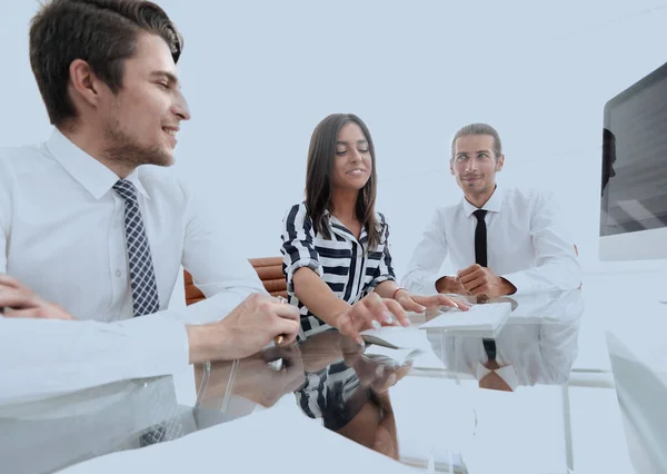 Zakelijke team zit aan Bureau — Stockfoto