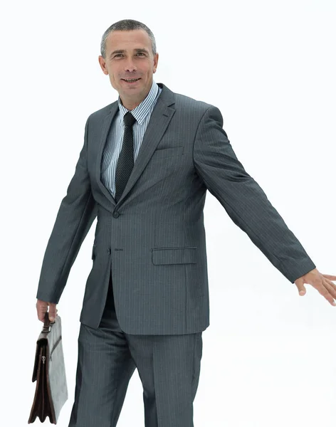 В полный рост: успешный бизнесмен с чемоданом — стоковое фото