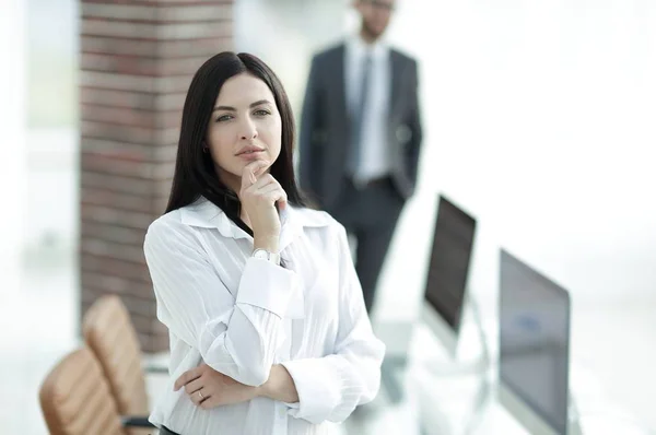 角度来看成功的年轻女人肖像. — 图库照片