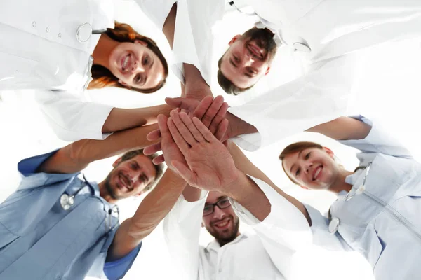 Bottom view.a squadra di medici presso il centro medico strinse le mani insieme — Foto Stock