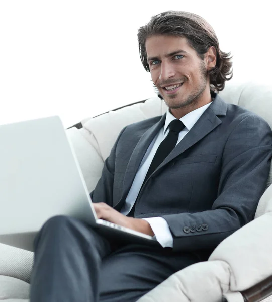 Primo piano di donna d'affari sorridente che lavora con computer portatile in soggiorno . — Foto Stock