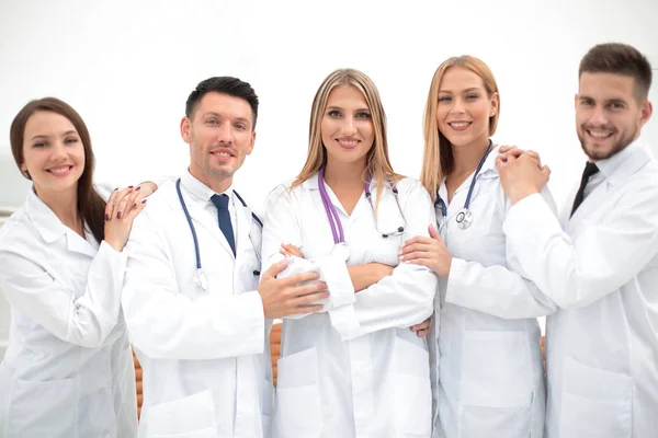 Retrato de grupo de uma equipe médica profissional — Fotografia de Stock