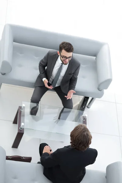 Dos hombres de negocios serios hablando en el cargo . —  Fotos de Stock