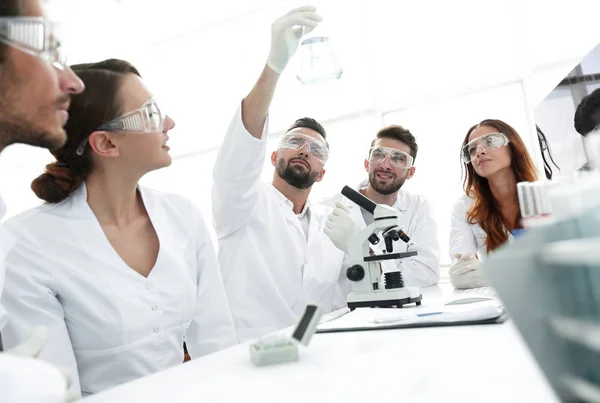 Grupo de trabajadores jóvenes están trabajando en el laboratorio de bioquímica , — Foto de Stock