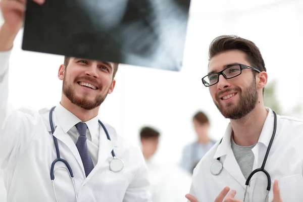 Dois médicos a olhar para o raio-X . — Fotografia de Stock