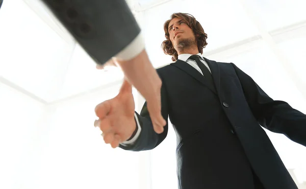 Två affärsmän kommer att göra handslag — Stockfoto