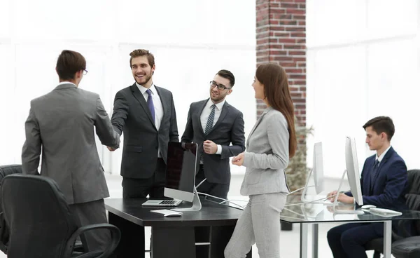 Groupe d'affaires de cinq personnes au bureau qui planifient un emploi — Photo