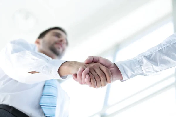 商人握手与他的伴侣签订协议 — 图库照片