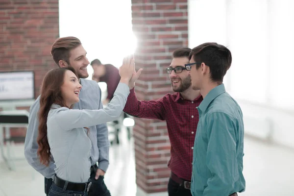 Gente de negocios dando cinco después de firmar un acuerdo o contrato — Foto de Stock