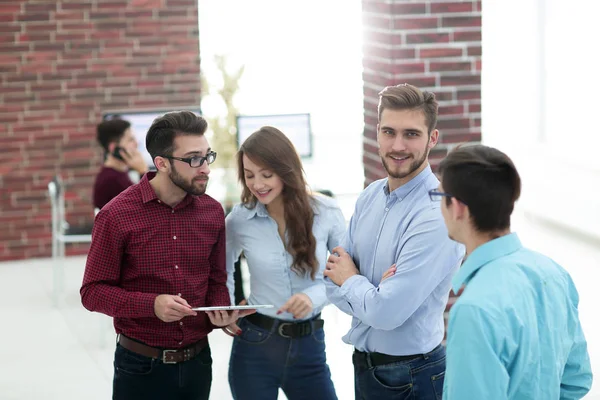 Grupp människor diskuterar affärsplaner, med surfplatta. — Stockfoto