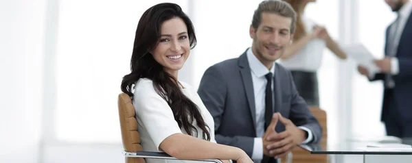 Paar collega's zitten aan een bureau — Stockfoto