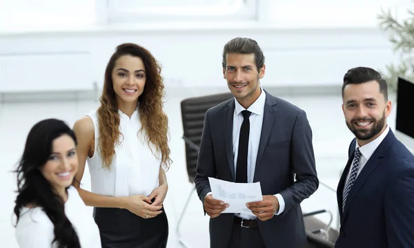 Empleados de pie en una oficina moderna — Foto de Stock